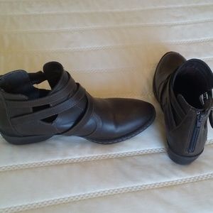 BOC ankle height size 9 1/2 but fits like size 10